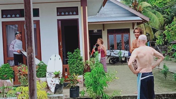 Wisatawan mancanegara liburan di Pulau Rao, Rabu (8/2/2023).