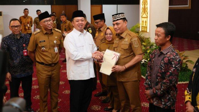Menteri Nusron didampingi Gubernur Lampung, Mirzani Djausal menyerahkan 10 sertipikat tanah, yang terdiri atas sertipikat hak milik, sertipikat wakaf hasil program PTSL milik organisasi keagamaan, dan sertipikat hak pakai atas nama Pemerintah Provinsi Lampung.
