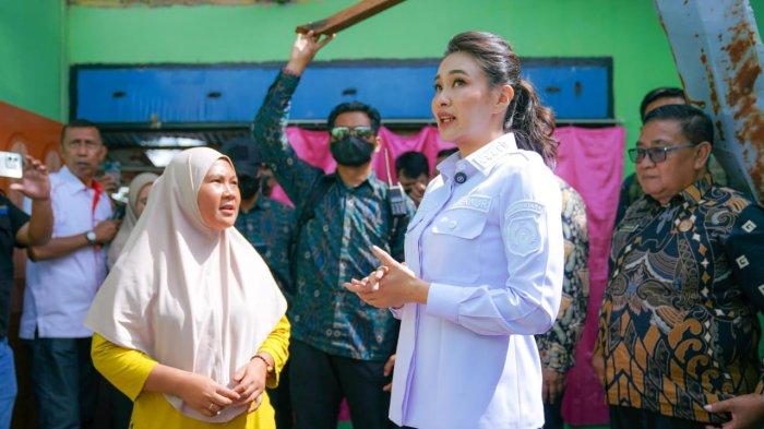 CAPAIAN: Gubernur Maluku Utara Sherly Laos didampingi beberapa pejabat saat turun mengecek langsung masyarakat korban angin puting beliung di Desa Guraping, Kota Tidore Kepulauan