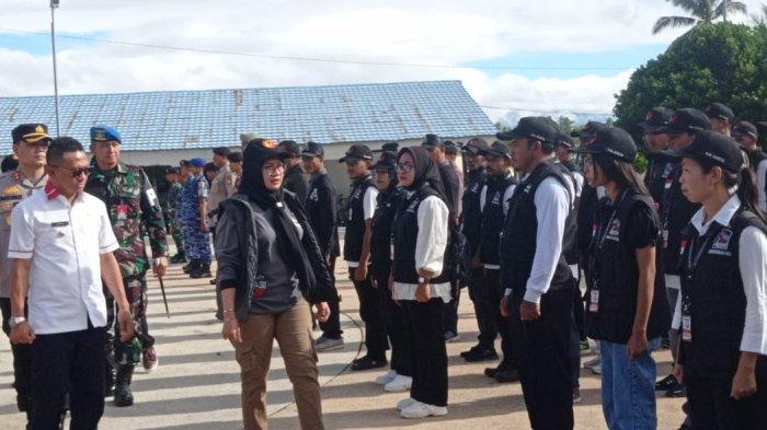 Keterangan: Ketua Bawaslu Morotai, Ramla Molle, bersama Pj Bupati Pulau Morotai, Muhammad Umar Ali, dan Forkopimda saat memantau kesiapan pasukan di apel siaga pengadilan, Minggu (11/2/2024)