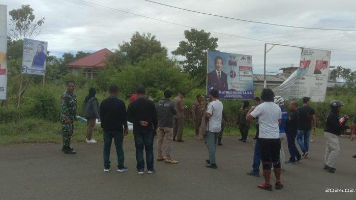 Ketua Bawaslu Pulau Morotai, Ramla Molle pimpin langsung  penertiban atau pencopotan APK oleh Parpol dan Peserta Pemilu, tepatnya di depan Masjid Baiturahman Morotai, Desa Gotalamo, Morotai Selatan, Minggu (11/2/2024)