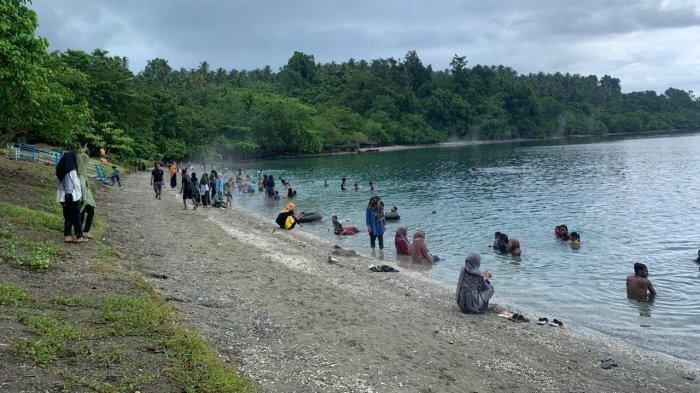 Pantai Air Panas Tawa di Kecamatan Bacan Timur Tengah Halmahera Selatan.
