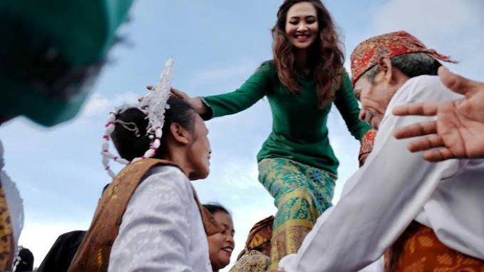 Tampak istri Bupati Benny Laos, Sherly Tjoanda yang naik diatas tangan warga, dalam tarian  Tokuwela itu digunakan saat menyambut para pejabat atau tamu istimewa