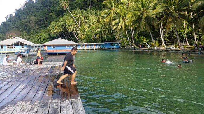 Dermaga Biru di Bacan Timur, Halmahera Selatan.