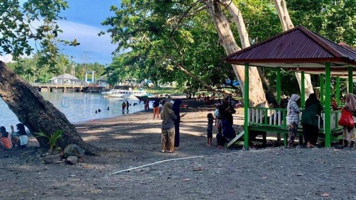 Pantai Teluk Pawate di Pulau Makian, Halmahera Selatan