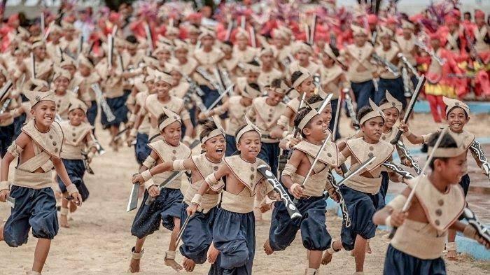 Tarian Kolosal, merupakan gabungan dari beragam tarian. Juga  pernah ditampilkan di festival Tokuwela tahun kemarin