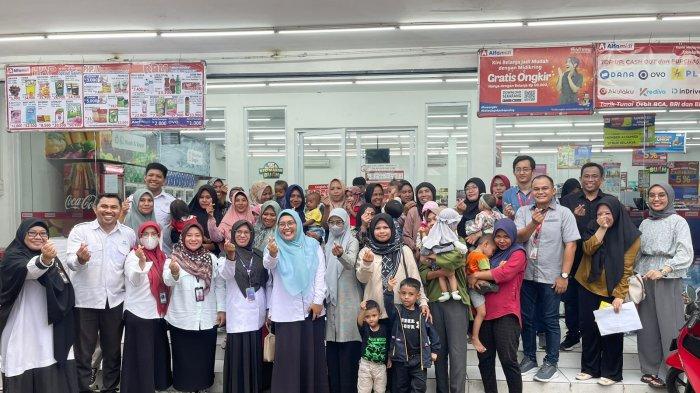 Foto bersama usai pemberian paket nutrisi kepada anak stunting di depan Alfamidi samping SPBU Batu Anteru, Jl. Cengkeh Afo, Kelurahan Maliaro, Kecamatan Ternate Tengah, Rabu (1/11/2023).