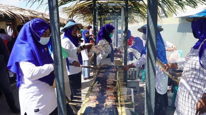 Proses masak sate yang dilakukan oleh warga Desa Tomalou, Kota Tidore