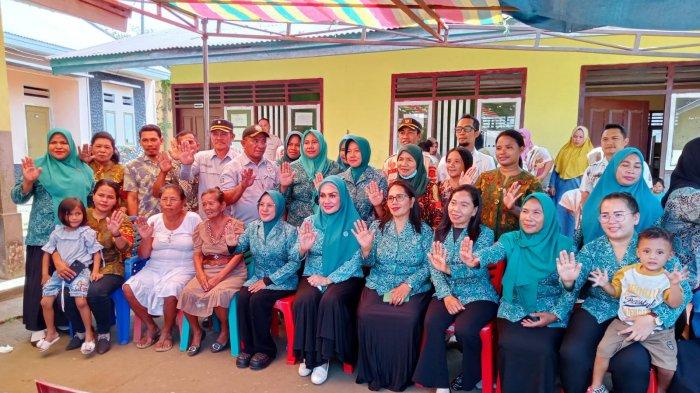 Ketua TP-PKK Nurlela Muhammad Umar Ali bersama anggotanya, tenaga kesehatan dan para kades foto bersama dengan kode tolak syuhada, Kamis (12/10/2023)