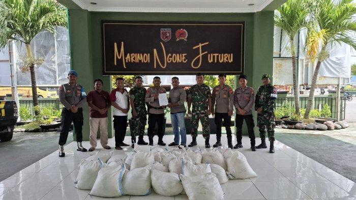 MIRAS: 1.300 botol Miras jenis cap tikus yang disita Kodim 1501 Ternate, Maluku Utara, Minggu (8/12/2024)