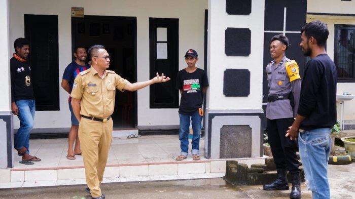 Pj Bupati Pulau Morotai, Muhammad Umar Ali, saat menyambangi salah satu tempat pungut hitung di Morotai Timur, untuk memastikan kesiapan logistik pada Pemilu 2024 yang berlangsung besok, Rabu (14/2/2024)