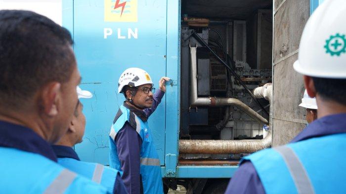 General Manager PLN UIW MMU, Awat Tuhuloula dan jajarannya melakukan supervisi di posko kantor KPU Kota Ambon