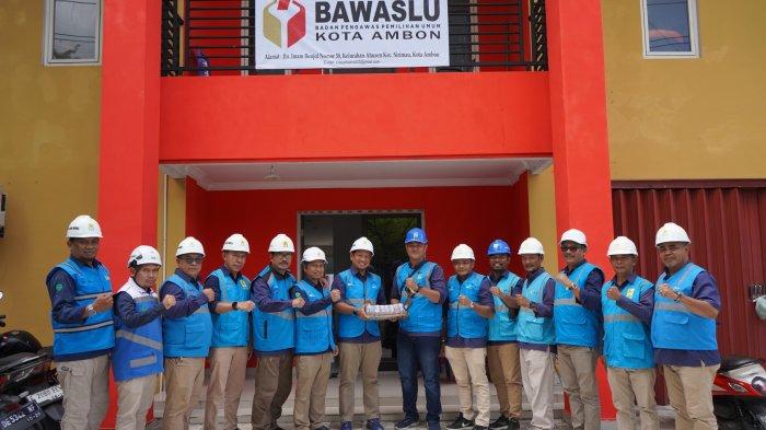 Foto bersama jajaran manajemen PLN UIW MMU beserta personel yang bersiaga pada posko kantor Bawaslu Kota Ambon