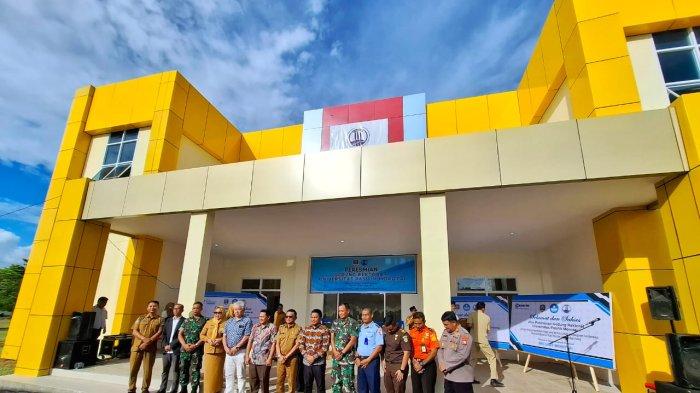 Usai Pengeresmian,  Pj Bupati Muhammad Umar Ali, Plt Sekda Morotai,  Suriani Antarani dan jajarannya, foto bersama dengan pihak Unipas Morotai,  Senin (13/5/2024)
