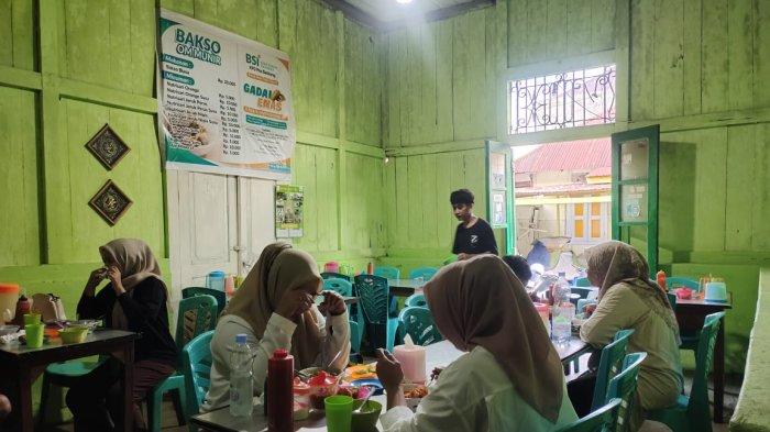 Warung Makan Bakso om Munir, beralamat Jl.Nuku. Jl Falajawa No, 6 Muhajirin, Kecamatan Ternate Tengah, Kota Ternate, Maluku Utara.