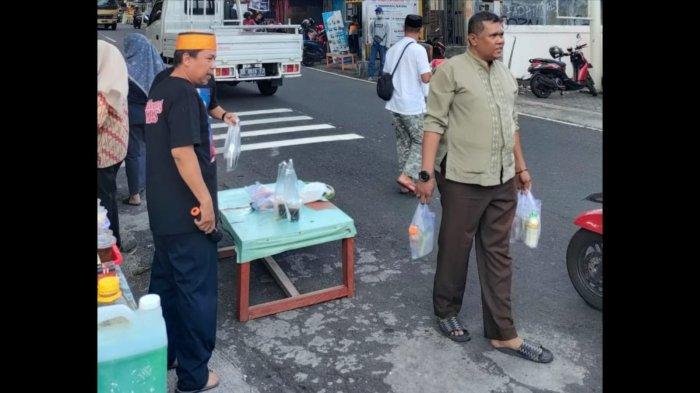 Pengurus  KKSS Maluku Utara bagi-bagi Takjil di Kota Ternate, Jumat (15/3-2024)