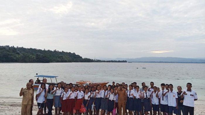 Pemerintah Desa setempat dan para Murid saat foto bersama, Selasa (16/7/2024)