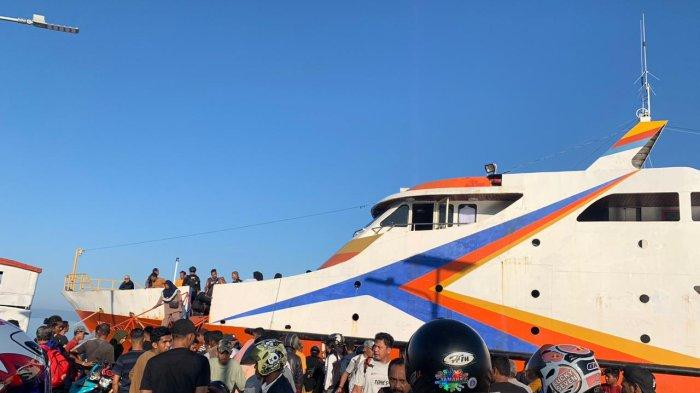 KELUHAN: Satu kapal penumpang rute Bacan-Ternate saat sandar di Pelabuhan Kupal pada mudik lebaran Idul Fitri tahun 2023 lalu. DPRD Kabupaten Halmahera Selatan, Provinsi Maluku Utara minta Dishub rubah jalur kapal penumpang rute Bacan-Ternate usai dikeluhkan warga Desa Bajo Sangkuang, Kecamatan Kepulauan Botang Lomang, Jumat (7/2/2025). (Foto : Tribunternate/Nurhidayat Hi. Gani)