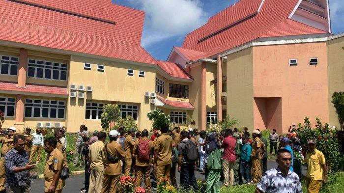 Sejumlah Kades dan perangkatnya di Halmahera Utara geruduk Kantor DPRD Halmahera Utara, Senin (18/3/2024)