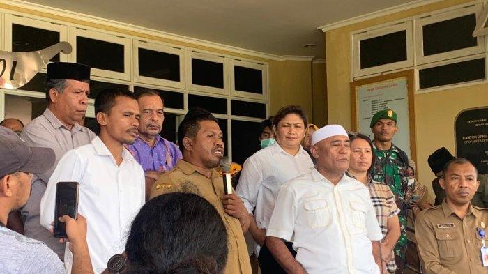 Kepala BKAD Halmahera Utara Maluku Utara Mahmud Lasidji saat  menanggapi tuntutan para kades dalam unjuk rasa, Senin (18/3/2024)