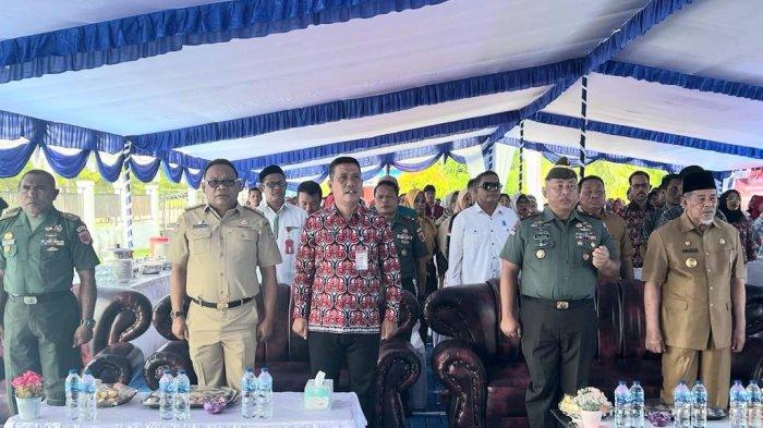 Gubernur Provinsi Maluku Utara Abdul Gani Kasuba  didampingi oleh Danrem 152/Baabullah Brigjen TNI Elkines Villando Dewangga, Sekda Provinsi Maluku Utara Samsuddin Abdul Kadir Dan Kepala Perwakilan BKKBN Nuryamin.