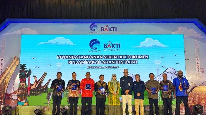 Kabag Humas Pemkab Pulau Morotai,  Provinsi Maluku Utara,  Ailan Goroahe foto bersama dengan pihak Bakti Kominfo,  Kamis (18/7/2024)