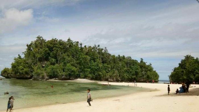Pantai Nunuhu terletak di Desa Bido, Kecamatan Morotai Utara, Kabupaten Pulau Morotai, Maluku Utara, Kamis (18/08/2022).