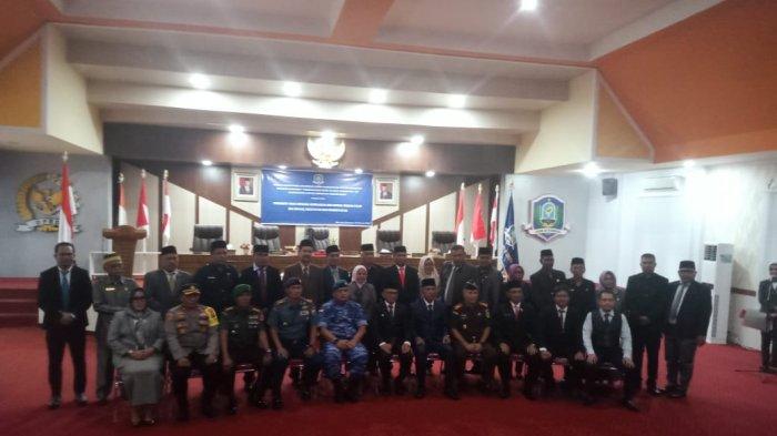 Usai paripurna, Tampak pj Bupati Muhammad Umar Ali, Plt Sekda Morotai, Suriani Antarani, Forkopimda dan pimpinan OPD, foto bersama, Selasa (19/3/2024).