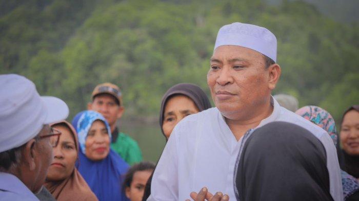 PERINTAH: Bupati Halmahera Selatan Usman Sidik (kopiah putih) ketika menyapa warga dalam kunjungannya, Kamis (19/20/2023). Ia memerintahkan Inspektorat mengaudit DD Waya, Mandioli Utara, gegara penyaluran BLT tidak tepat sasaran.