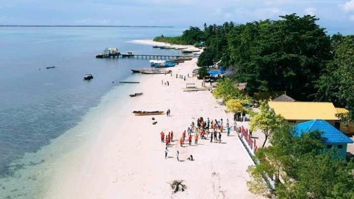 Pulau Kolorai, terletak di perairan Kecamatan Morotai Selatan, Kabupaten Pulau Morotai, Maluku Utara, Senin (20/2/2023).