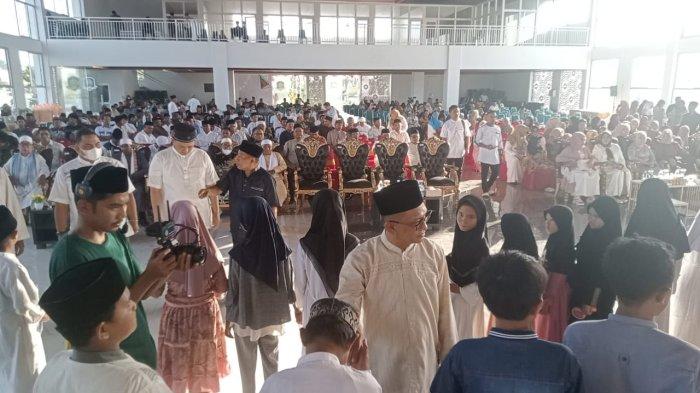 Pj Bupati Pulau Morotai, Muhammad Umar Ali, saat memberikan santunan ke anak yatim-piatu di acara tasyakuran, Rabu (20/3/2024)/Fizri Nurdin.