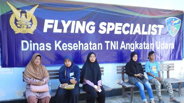 Tampak warga saat mengantri untuk berobat di markas  TNI AU Leo Wattimena Morotai. Kegiatan ini berkolaborasi dengan Flying Spesialist dan Departemen kardiologi FKUI, Kamis (20/7/2023).