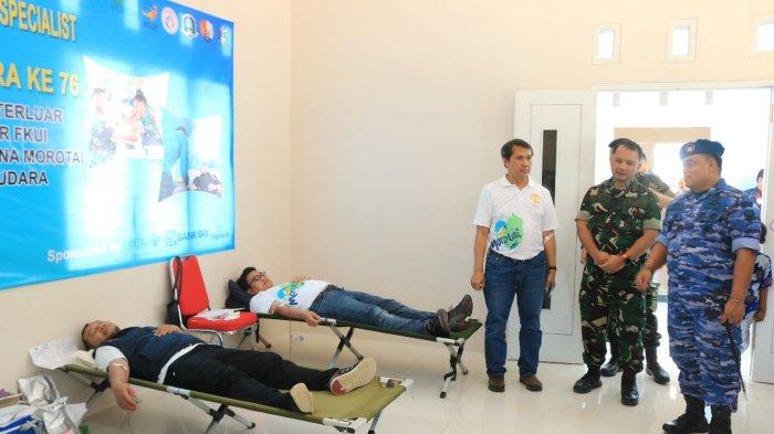 Kepala TNI AU Leo Wattimena Morotai, Kolonel PNB Tubagus Hasan Abdurahman dan Ketua Departemen Kardiologi dan Kedokteran Vaskular FKUI/RSJPDHK/RSUI, dr Renan Sukmawan saat memantau langsung kegiatan Bakti sosial dan donor darah, bertempat di Mes Angkasa Lanud Leo Wattimena Morotai, Desa Pandanga, Kecamatan Morotai Selatan, Kamis (20/7/2023)