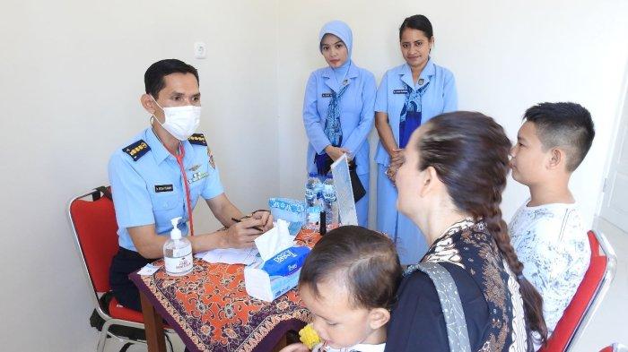 Warga saat berkonsultasi dengan dokter pada kegiatan pengobatan gratis  yang dilakukan TNI AU Leo Wattimena Morotai untuk menyambut Hari Bhakti TNI AU ke 76 tahun 2023, Kamis (20/7/2023).