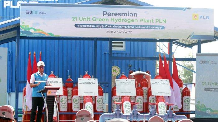 Direktur Utama PLN Darmawan Prasodjo saat menyampaikan sambutan saat peresmian 21 unit _Green Hydrogen Plant_ (GHP) tersebar di seluruh Indonesia, Senin (20/11), di pembangkit listrik tenaga gas uap (PLTGU) Tanjung Priok, Jakarta. Dirinya mengatakan, ke depan, PLN tidak hanya menghadirkan GHP saja namun juga membuat _Hydrogen Refueling Station_ (HRS) atau stasiun pengisian hydrogen untuk mengakselerasi ekosistem hidrogen hijau di Indonesia.