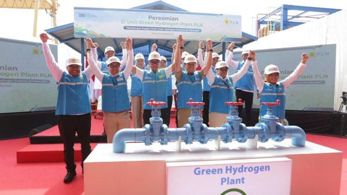 Direktur Jenderal Energi Baru, Terbarukan dan Konservasi Energi (EBTKE) Kementerian ESDM Yudo Dwinanda Priaadi (dua dari kanan) bersama Direktur Utama PLN Darmawan Prasodjo (tiga dari kiri), Walikota Jakarta Utara Ali Maulana Hakim (tiga dari kanan), Peneliti Ahli Utama Pusat Riset Konversi dan Konservasi Energi BRIN Eniya Listiani Dewi (kanan), Direktur Teknik dan Lingkungan Ketenagalistrikan Kementerian ESDM Mohamad Priharto Dwinugroho (dua dari kiri), dan Direktur Perencanaan Korporat dan Pengembangan Bisnis PLN Hartanto Wibowo (kiri) bergandengan tangan dalam acara peresmian 21 unit _Green Hydrogen Plant_ (GHP) tersebar di seluruh Indonesia, Senin (20/11), di pembangkit listrik tenaga gas uap (PLTGU) Tanjung Priok, Jakarta. Hal ini menjadi tanda kolaborasi berbagai pihak dalam pengembangan rantai pasok _green hydrogen_ di Indonesia.
