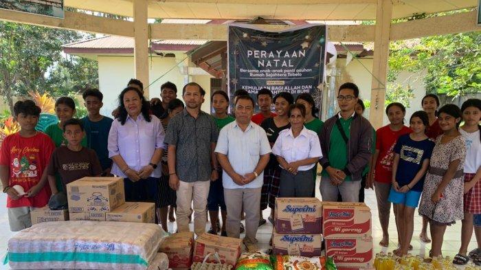 Piet Babua mengabadikan momen  bersama sejumlah pengurus Rumah Sejahtera dan anak-anak, Rabu (20/12/2023)