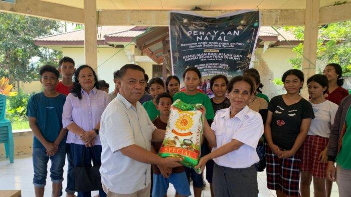 Piet Hein Babua saat menyerahkan bingkisan Natal yang diterima langsung Kepala Panti Rumah Sejahtera, Cherley C Mussy, Rabu (20/12/2023)