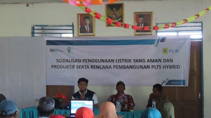 Pihak PLN UP3 Sofifi memberikan Sosialisasi dan pemaparan didampingi oleh Kepala Desa Umiyal beserta jajaran