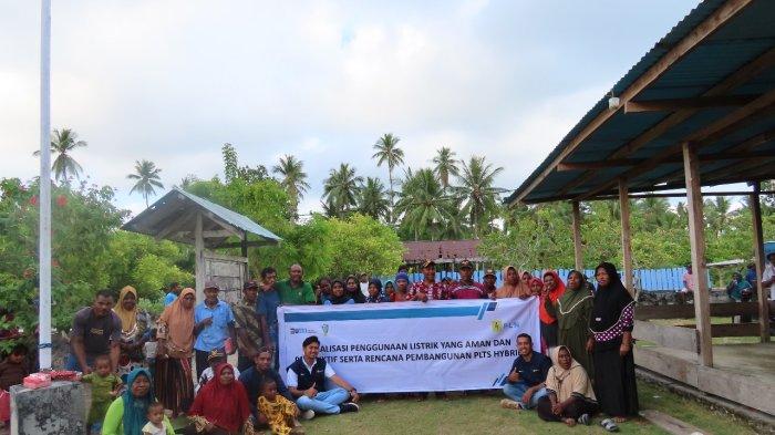 Foto Bersama tim PLN UP3 Sofifi bersama masyarakat desa Umiyal pasca kegiatan selesai