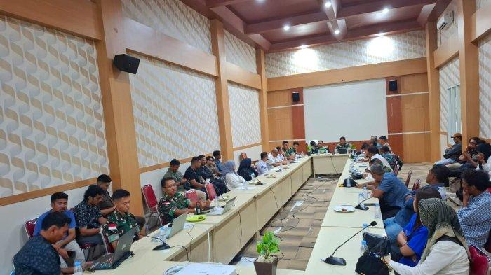 Pemkab Pulau Morotai,  Provinsi Maluku Utara, bersama Forkompinda dan pimpinan OPD saat rapat bersama yang dipimpin langsung oleh Pj Bupati Muhammad Umar Ali, bertempat di Aula Kantor Bupati Morotai,  Rabu (22/5/2024)