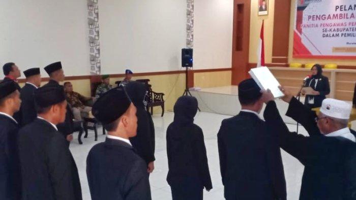 Prosesi  ambil sampah janji jabatan oleh 18 panwascam se Kabupaten Pulau Morotai,  Provinsi Maluku Utara, saat dilantik,  Jumat (25/5/2024)