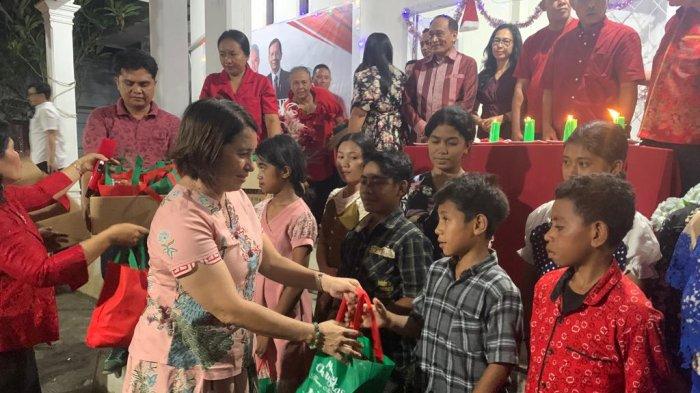 Ketua DPC PDI-P Halmahera Utara Ingrid Paparang menyerahkan bingkisan Natal kepada sejumlah anak-anak panti asuhan