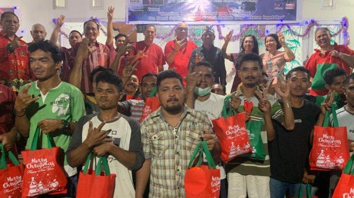 Foto bersama dengan sejumlah petugas sampah usai menerima bingkisan natal dari TKD Ganjar-Mahfud Halmahera Utara