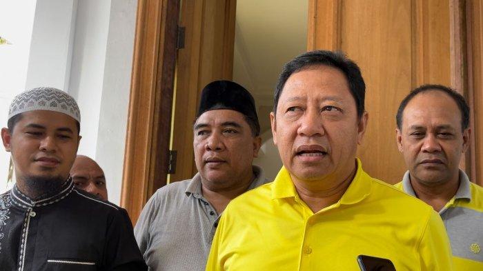 Tampak Muhammad Thariq Kassuba dan Ahmad Hidayat Mus (AHM) saat memberikan keterangan pers di Kota Ternate, Maluku Utara, 25 Januari 2024.