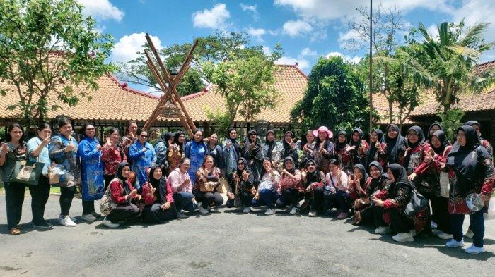 Foto bersama TP-PKK Kabupaten Pulau Morotai, di kegiatan study Tiru di Jogja, Minggu (25/2/2024)