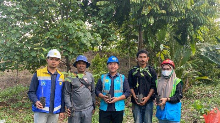 foto bersama bapak Azis (ke 2 dari kiri) dari KPH Tidore Kepulauan dan bapak Agus (ke 4 dari kiri) dari Surveyor Indonesia selaku Pihak pelaksana