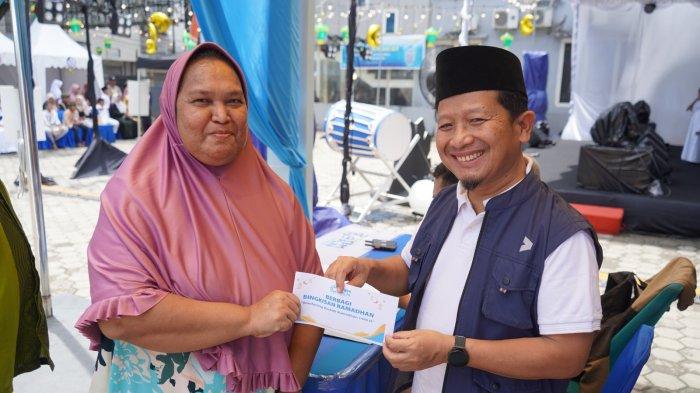 Penyerahan secara simbolis santunan kepada lebih dari 1.000 fakir miskin dan kaum dhuafa