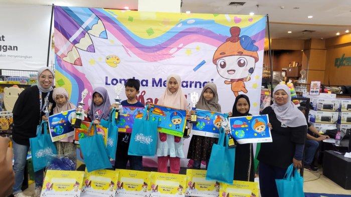 Foto Pemenang Lomba Mewarnai, yang diselenggarakan toko buku Gramedia di Jatiland Mall Ternate, Maluku Utara Minggu (26/5/2024).