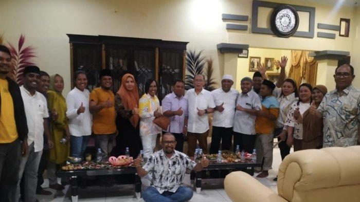 Sejumlah pengurus DPD Golkar Halmahera Utara pose bersama dalam acara buka piasa bersama di kediaman Samsul Bahri di Galela, Rabu 27/3/2024).